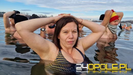 Świąteczne jedzenie spalali...w zimnej wodzie. Tam też powitają Nowy Rok