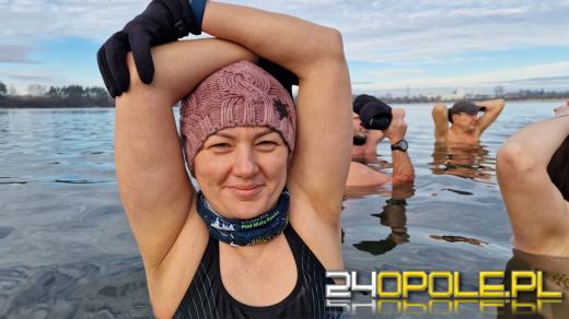 Świąteczne jedzenie spalali...w zimnej wodzie. Tam też powitają Nowy Rok