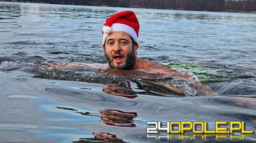 Świąteczne jedzenie spalali...w zimnej wodzie. Tam też powitają Nowy Rok