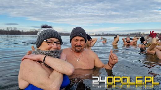 Świąteczne jedzenie spalali...w zimnej wodzie. Tam też powitają Nowy Rok