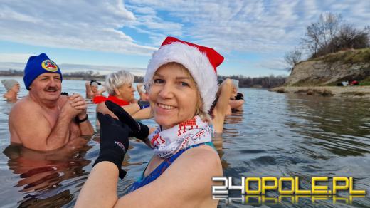 Świąteczne jedzenie spalali...w zimnej wodzie. Tam też powitają Nowy Rok