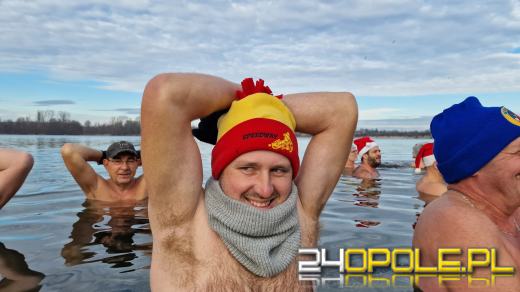 Świąteczne jedzenie spalali...w zimnej wodzie. Tam też powitają Nowy Rok
