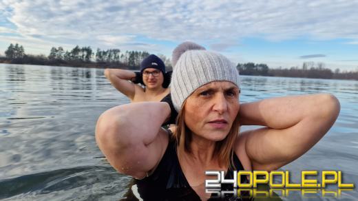 Świąteczne jedzenie spalali...w zimnej wodzie. Tam też powitają Nowy Rok