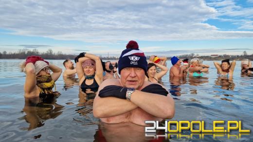 Świąteczne jedzenie spalali...w zimnej wodzie. Tam też powitają Nowy Rok