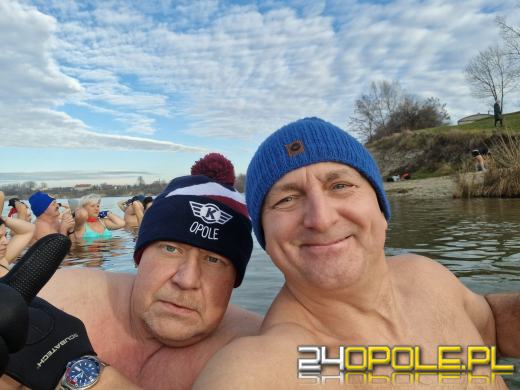 Świąteczne jedzenie spalali...w zimnej wodzie. Tam też powitają Nowy Rok