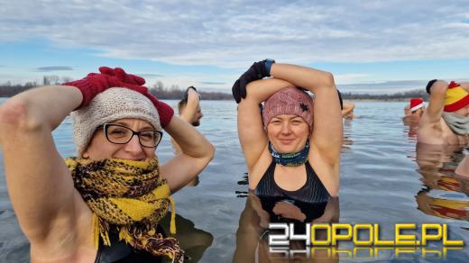 Świąteczne jedzenie spalali...w zimnej wodzie. Tam też powitają Nowy Rok