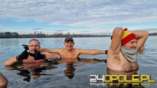 Świąteczne jedzenie spalali...w zimnej wodzie. Tam też powitają Nowy Rok