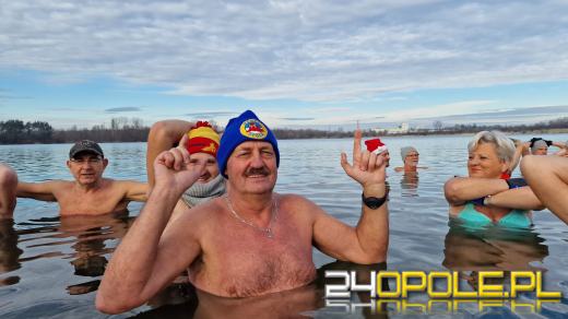 Świąteczne jedzenie spalali...w zimnej wodzie. Tam też powitają Nowy Rok