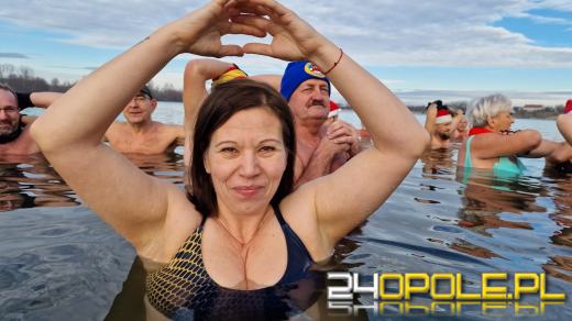 Świąteczne jedzenie spalali...w zimnej wodzie. Tam też powitają Nowy Rok