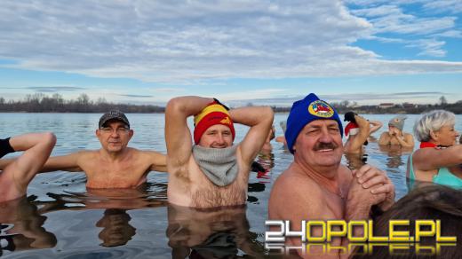 Świąteczne jedzenie spalali...w zimnej wodzie. Tam też powitają Nowy Rok