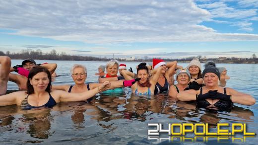 Świąteczne jedzenie spalali...w zimnej wodzie. Tam też powitają Nowy Rok