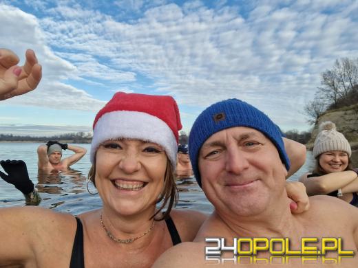 Świąteczne jedzenie spalali...w zimnej wodzie. Tam też powitają Nowy Rok