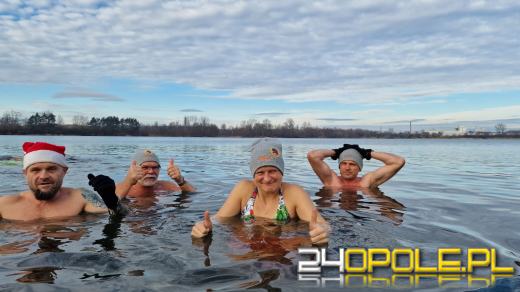 Świąteczne jedzenie spalali...w zimnej wodzie. Tam też powitają Nowy Rok