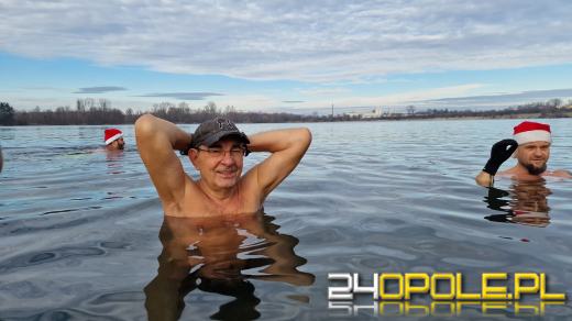 Świąteczne jedzenie spalali...w zimnej wodzie. Tam też powitają Nowy Rok