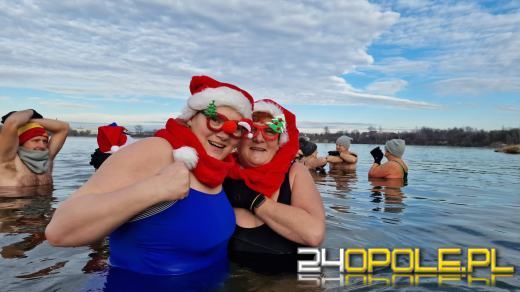 Świąteczne jedzenie spalali...w zimnej wodzie. Tam też powitają Nowy Rok
