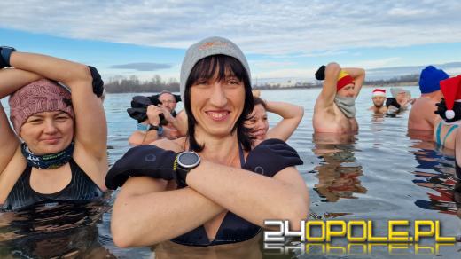 Świąteczne jedzenie spalali...w zimnej wodzie. Tam też powitają Nowy Rok