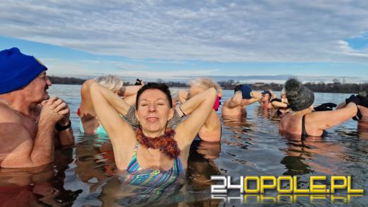 Świąteczne jedzenie spalali...w zimnej wodzie. Tam też powitają Nowy Rok