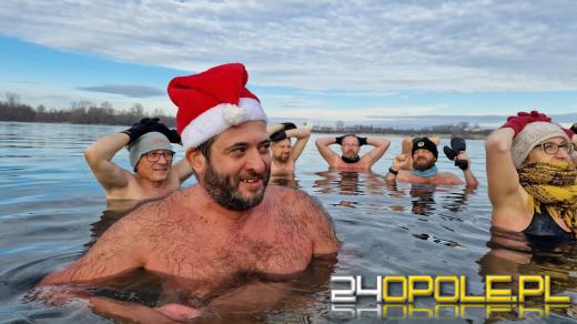 Świąteczne jedzenie spalali...w zimnej wodzie. Tam też powitają Nowy Rok