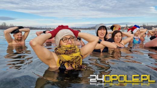 Świąteczne jedzenie spalali...w zimnej wodzie. Tam też powitają Nowy Rok