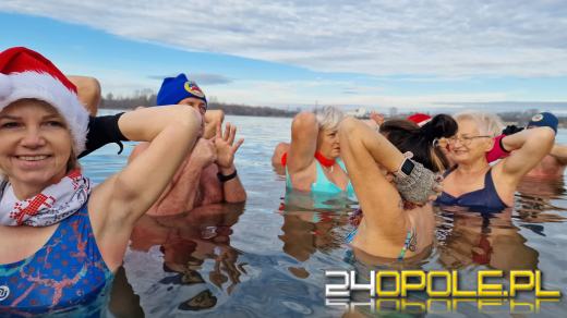 Świąteczne jedzenie spalali...w zimnej wodzie. Tam też powitają Nowy Rok