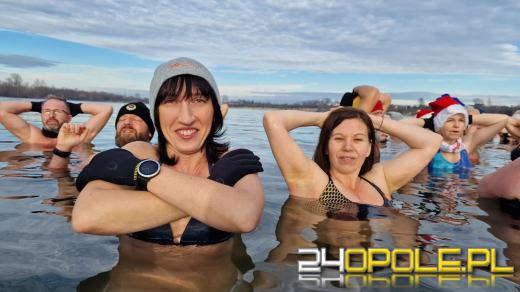 Świąteczne jedzenie spalali...w zimnej wodzie. Tam też powitają Nowy Rok