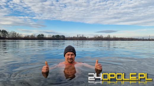 Świąteczne jedzenie spalali...w zimnej wodzie. Tam też powitają Nowy Rok