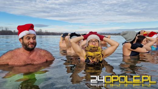 Świąteczne jedzenie spalali...w zimnej wodzie. Tam też powitają Nowy Rok