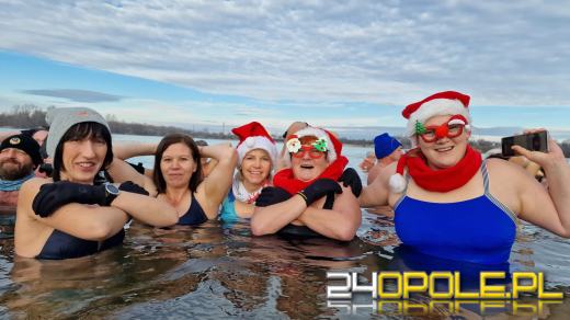 Świąteczne jedzenie spalali...w zimnej wodzie. Tam też powitają Nowy Rok