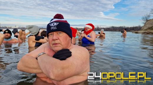 Świąteczne jedzenie spalali...w zimnej wodzie. Tam też powitają Nowy Rok