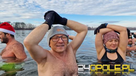 Świąteczne jedzenie spalali...w zimnej wodzie. Tam też powitają Nowy Rok