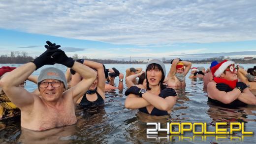 Świąteczne jedzenie spalali...w zimnej wodzie. Tam też powitają Nowy Rok
