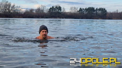Świąteczne jedzenie spalali...w zimnej wodzie. Tam też powitają Nowy Rok