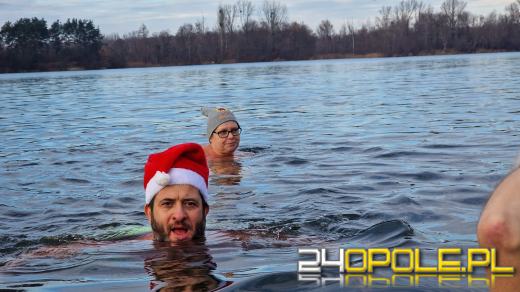 Świąteczne jedzenie spalali...w zimnej wodzie. Tam też powitają Nowy Rok