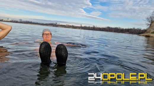 Świąteczne jedzenie spalali...w zimnej wodzie. Tam też powitają Nowy Rok