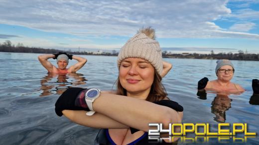 Świąteczne jedzenie spalali...w zimnej wodzie. Tam też powitają Nowy Rok
