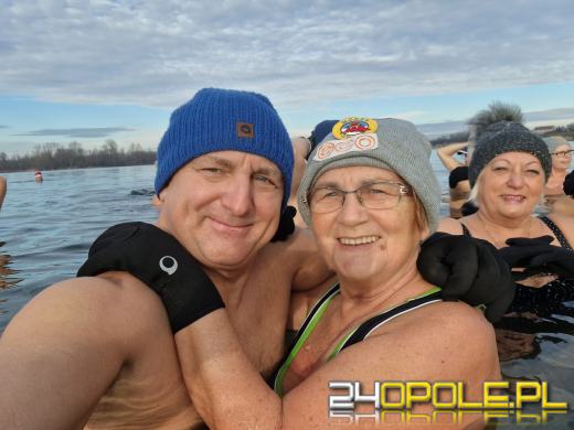 Świąteczne jedzenie spalali...w zimnej wodzie. Tam też powitają Nowy Rok