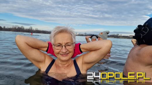 Świąteczne jedzenie spalali...w zimnej wodzie. Tam też powitają Nowy Rok