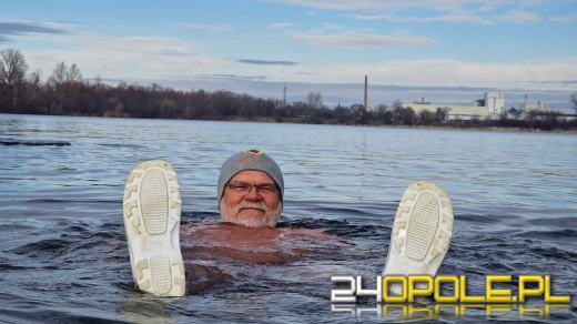 Świąteczne jedzenie spalali...w zimnej wodzie. Tam też powitają Nowy Rok