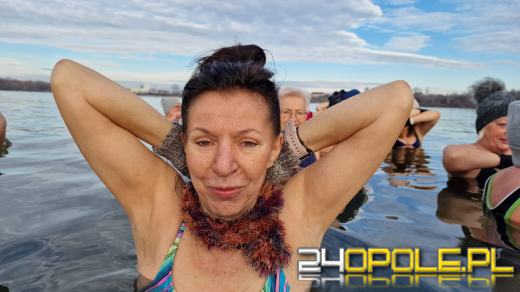 Świąteczne jedzenie spalali...w zimnej wodzie. Tam też powitają Nowy Rok