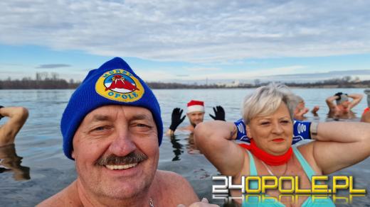 Świąteczne jedzenie spalali...w zimnej wodzie. Tam też powitają Nowy Rok