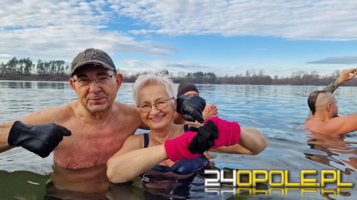Świąteczne jedzenie spalali...w zimnej wodzie. Tam też powitają Nowy Rok