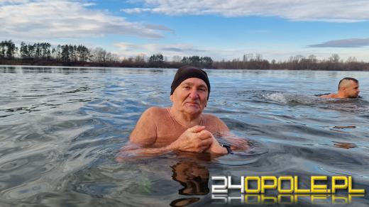 Świąteczne jedzenie spalali...w zimnej wodzie. Tam też powitają Nowy Rok