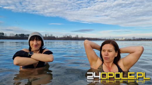 Świąteczne jedzenie spalali...w zimnej wodzie. Tam też powitają Nowy Rok