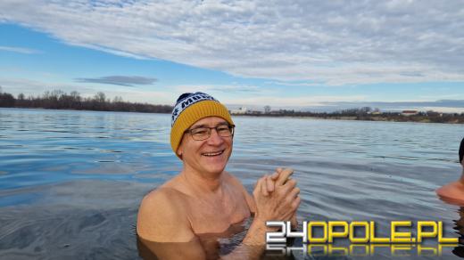 Świąteczne jedzenie spalali...w zimnej wodzie. Tam też powitają Nowy Rok