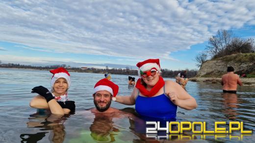 Świąteczne jedzenie spalali...w zimnej wodzie. Tam też powitają Nowy Rok