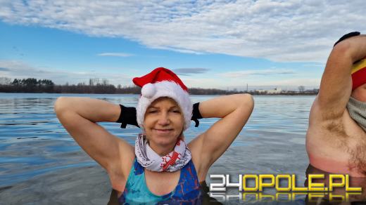 Świąteczne jedzenie spalali...w zimnej wodzie. Tam też powitają Nowy Rok