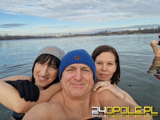 Świąteczne jedzenie spalali...w zimnej wodzie. Tam też powitają Nowy Rok