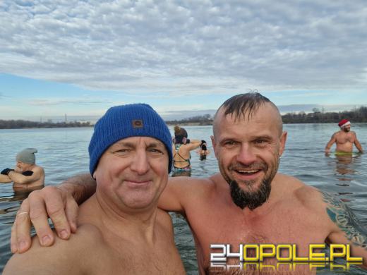 Świąteczne jedzenie spalali...w zimnej wodzie. Tam też powitają Nowy Rok