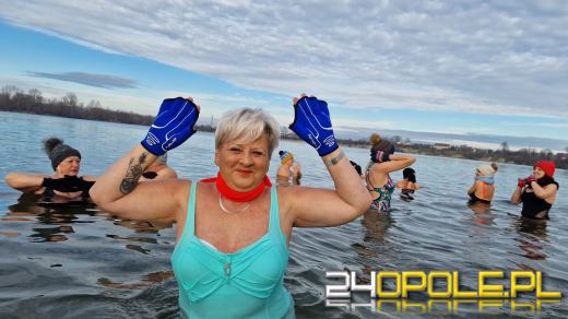 Świąteczne jedzenie spalali...w zimnej wodzie. Tam też powitają Nowy Rok