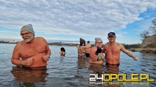 Świąteczne jedzenie spalali...w zimnej wodzie. Tam też powitają Nowy Rok
